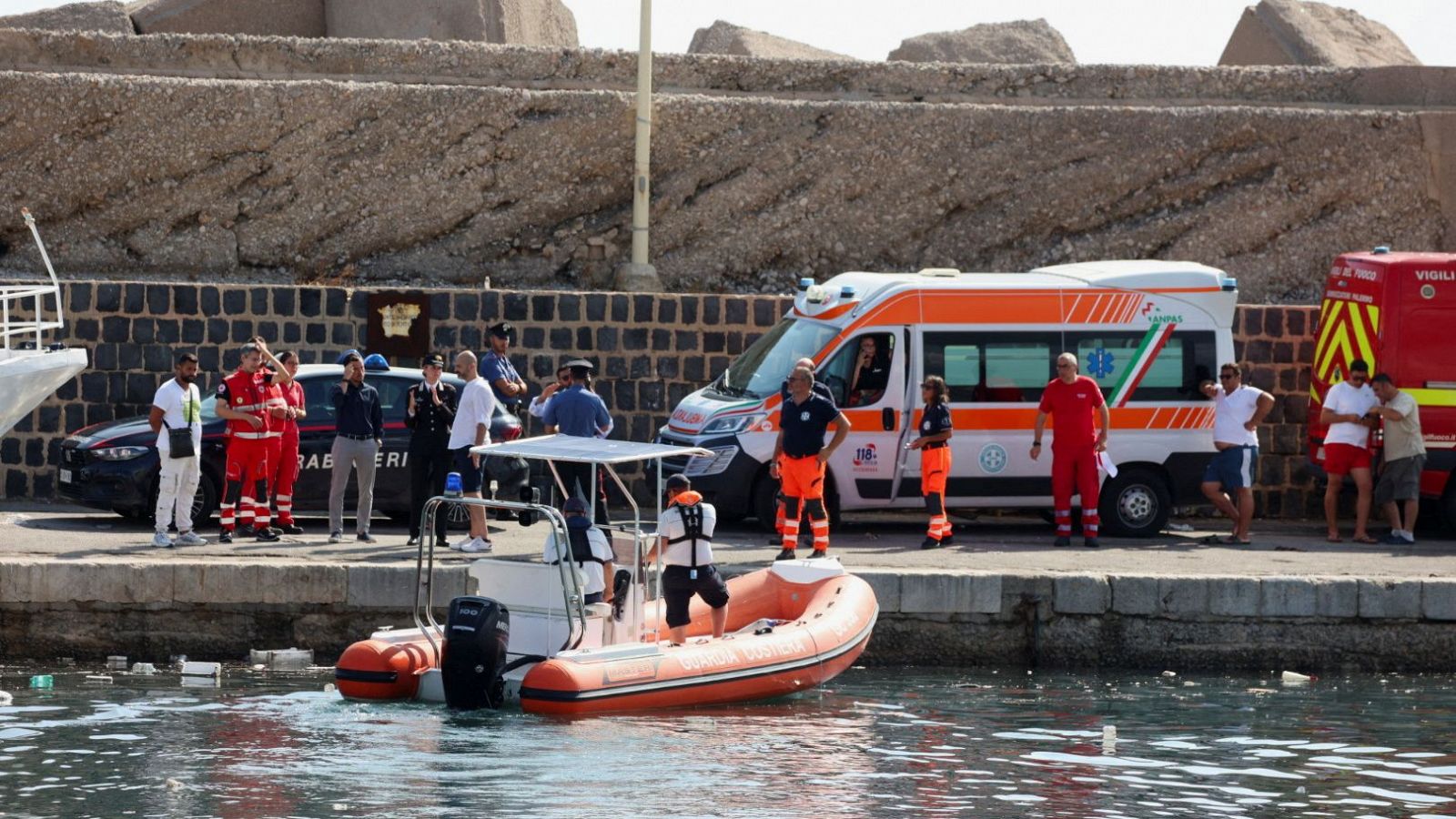 Hallan un cuerpo y siguen buscando a 6 desaparecidos tras naufragio de velero en Sicilia