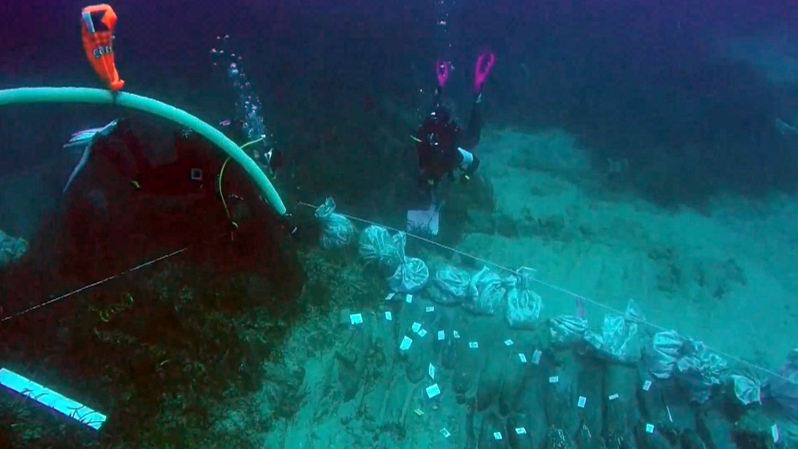 Un grupo de arqueólogos estudian el valor de un barco del siglo XVII hundido en el Cantábrico