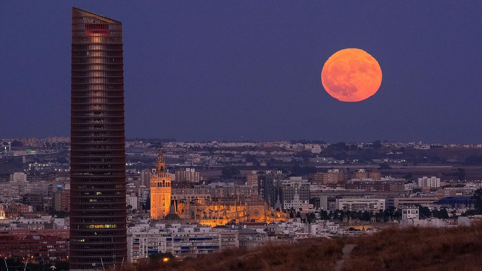 La superluna del Esturión desde Sevilla