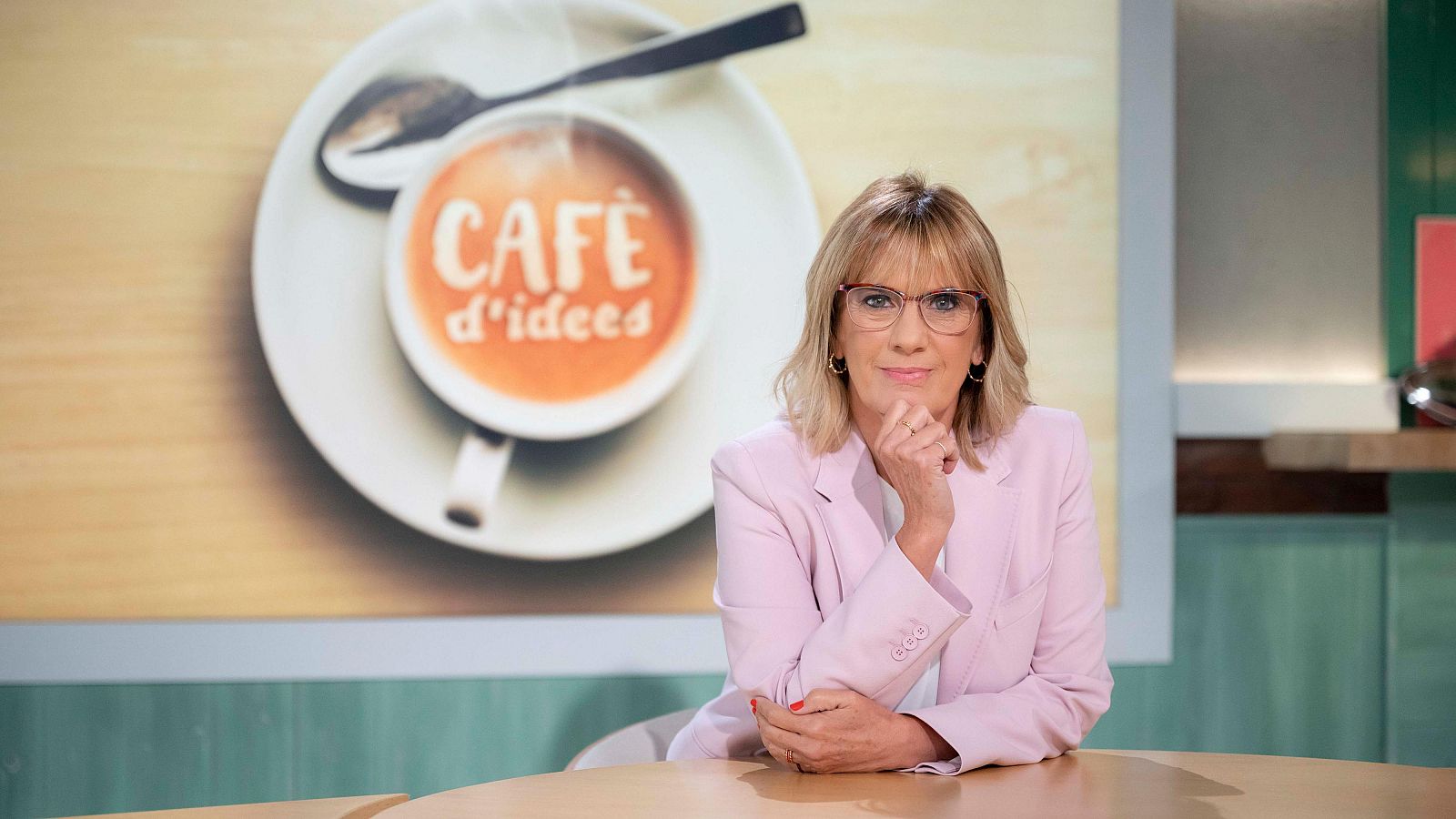 Instantànea al plató de Gemma Nierga, directora del programa 'Cafè d'idees'