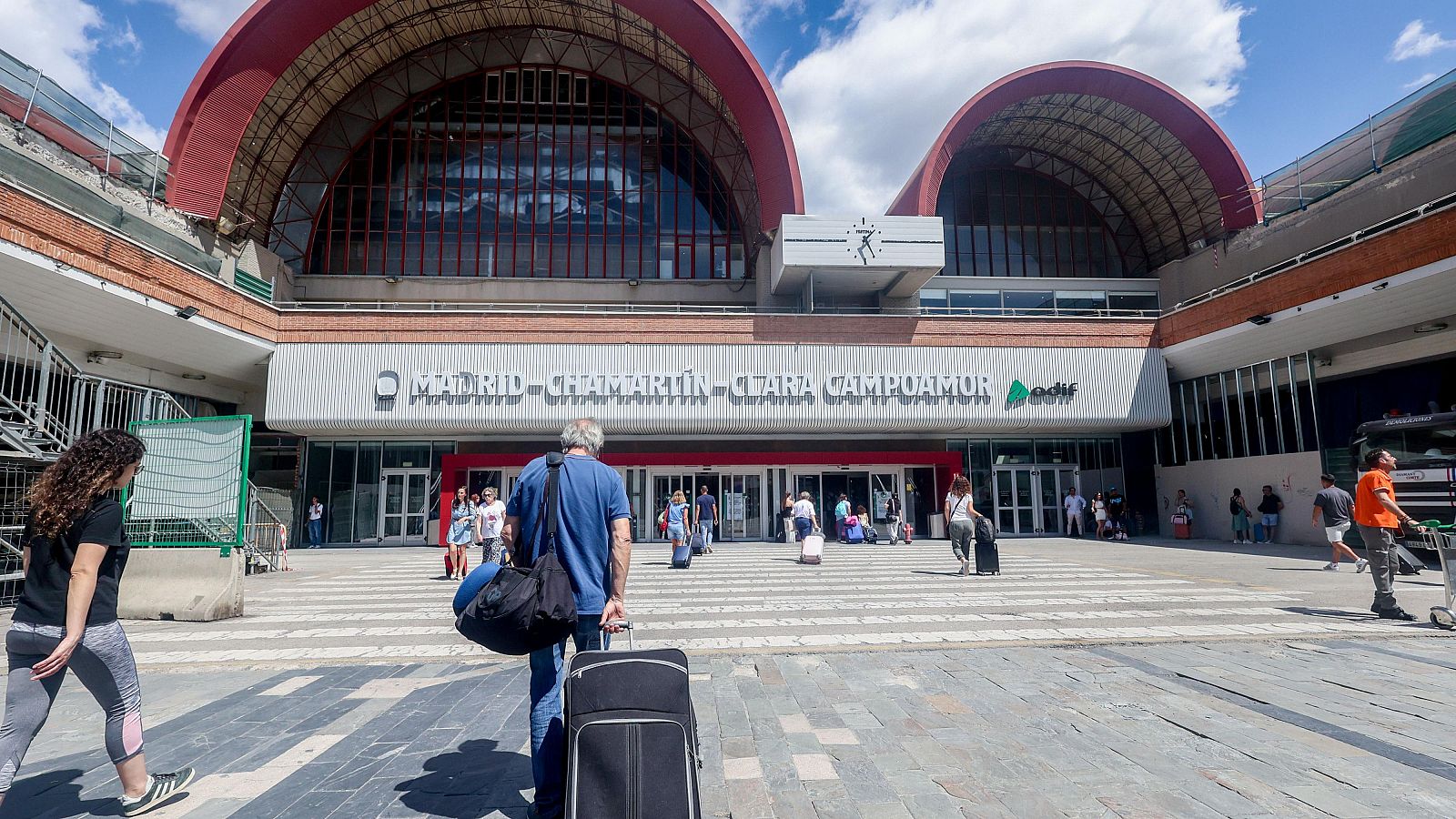 Entrada de la estación de tren Chamartín - Clara Campoamor