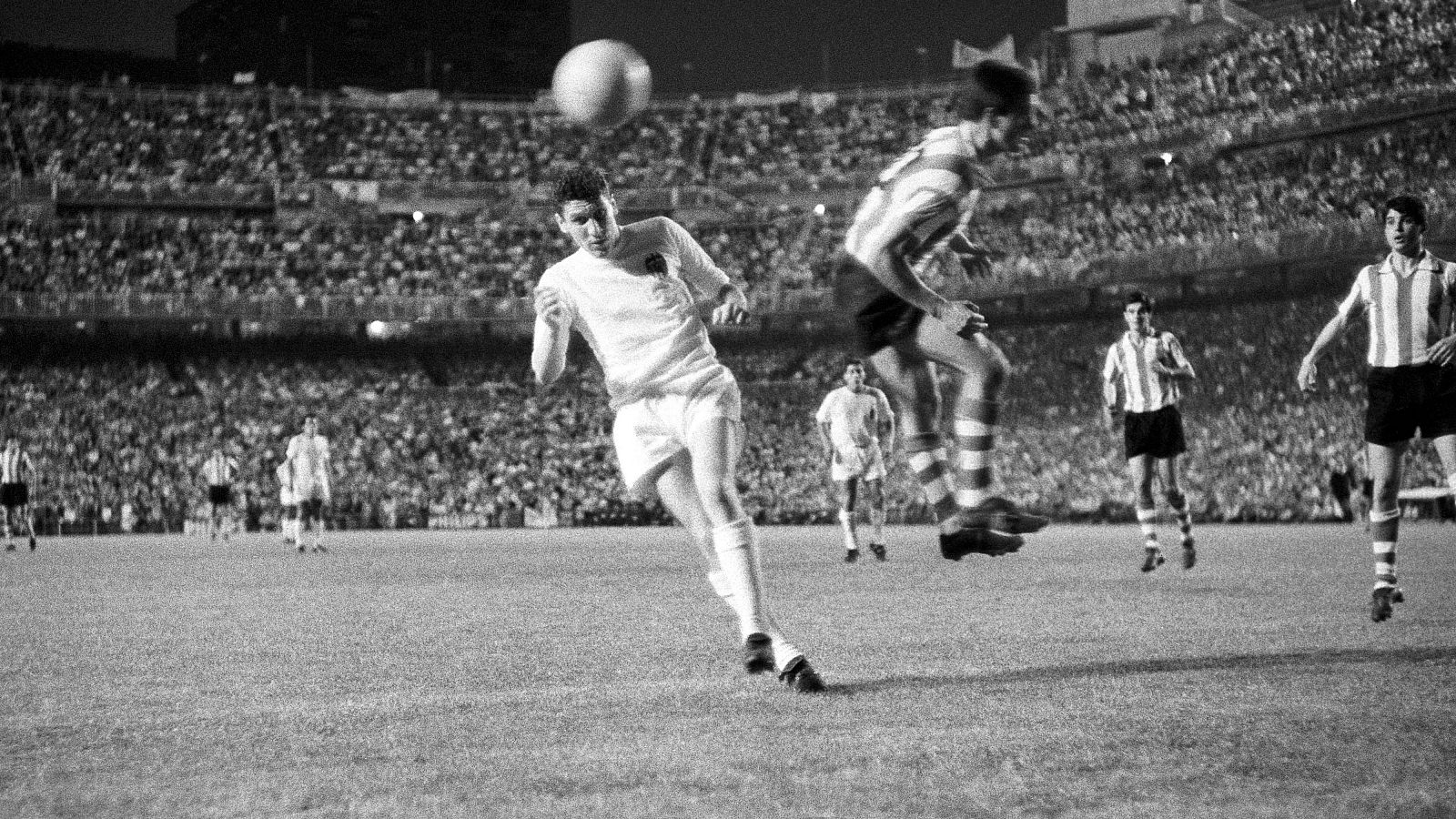 Paquito (i), del Valencia, remata de cabeza ante los defensas del Atlético de Bilbao, durante la final de la Copa del Generalísimo de 1967.