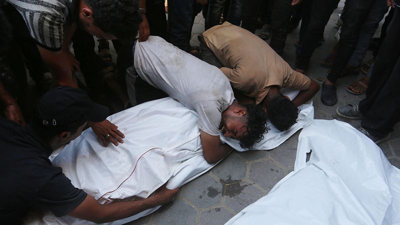 Familiares lloran la muerte de seres queridos tras el ataque israelí a Dair El Balah (Gaza)