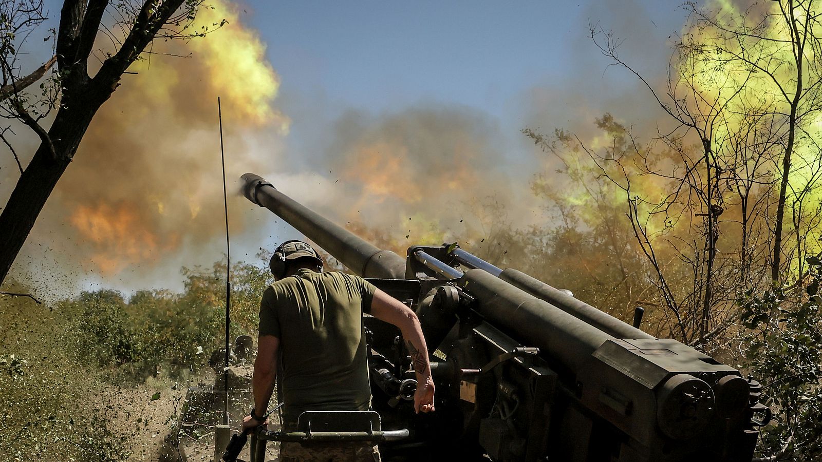 Militares de la 24ª Brigada Mecanizada disparan un obús autopropulsado Giatsint-S de 152 mm contra posiciones rusas en Donetsk. Más de 30 civiles muertos por la incursión ucraniana en Kursk, según Rusia.