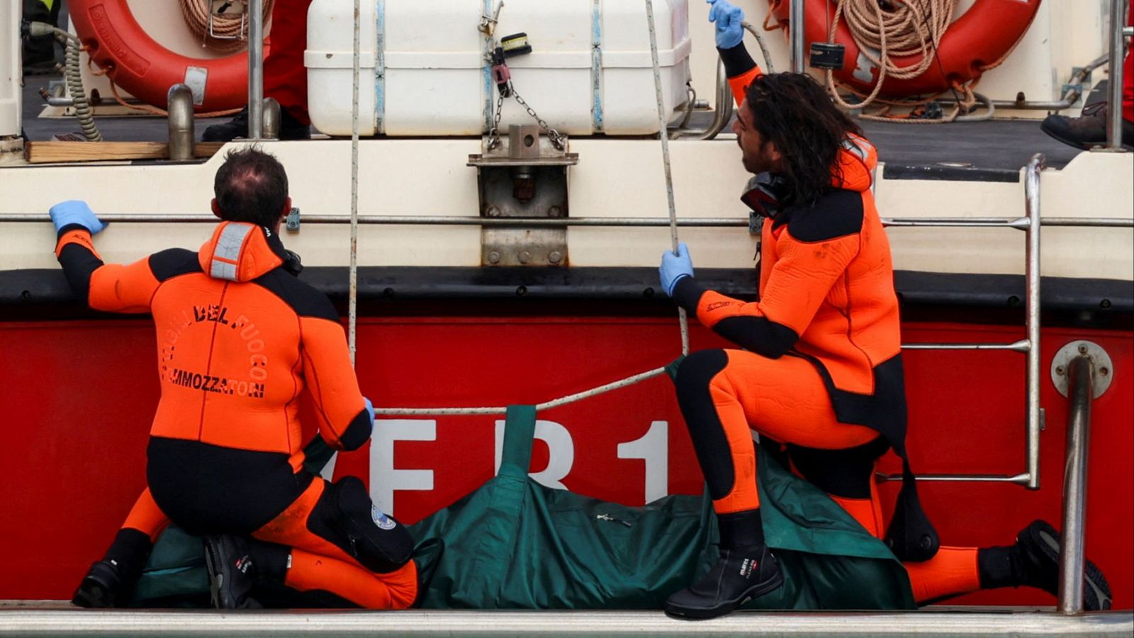 Los equipos de rescate llegan a tierra con uno de los cuerpos encontrados