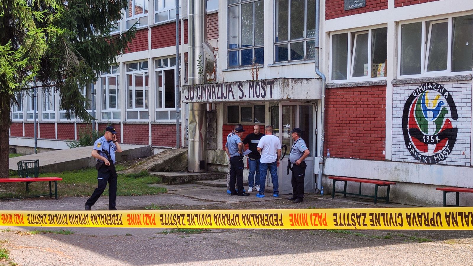 Un hombre mata a tiros a tres personas en una escuela secundaria en Bosnia