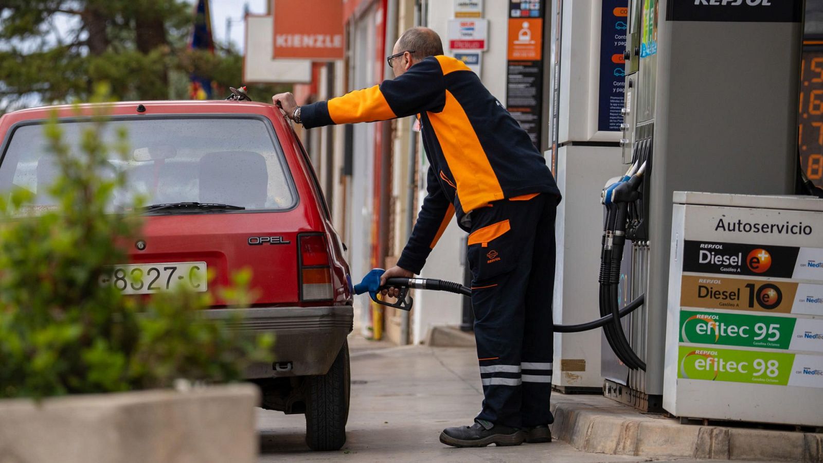 La gasolina baja al precio más bajo desde febrero y abarata los desplazamientos del puente