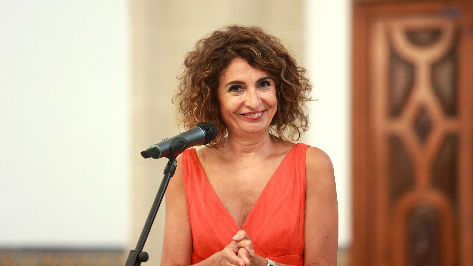 a vicepresidenta primera del Gobern i ministra d'Hisenda, María Jesús Montero, en una visita institucional a l'Ajuntament de Rota.