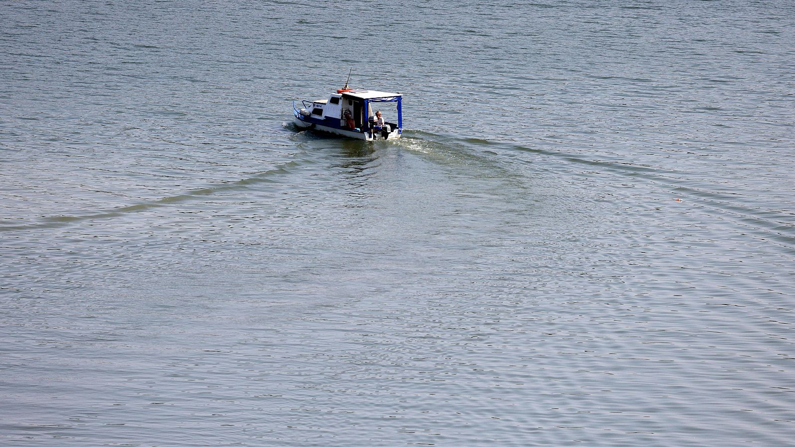 Un barco navega por el río Sava en Belgrado, Serbia, el río Drina es un largo afluente del Sava.