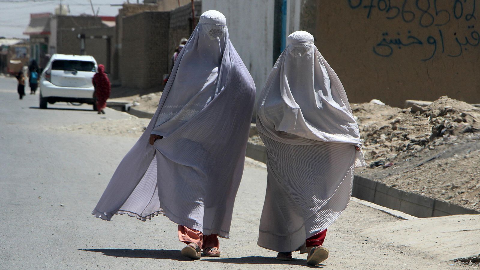 Los talibanes prohíben el sonido de la voz de mujer y marcan el hiyab como obligatorio