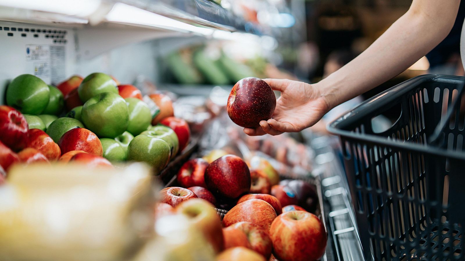 Compra de frutas en el supermercado