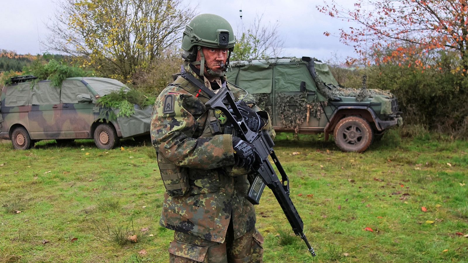 Imagen de archivo de un miembro alemán de la Fuerza de Respuesta de la OTAN sosteniendo un arma en el campo de tiro de Baumholder. La OTAN aumenta su seguridad en una base aérea en Alemania por "posible amenaza".