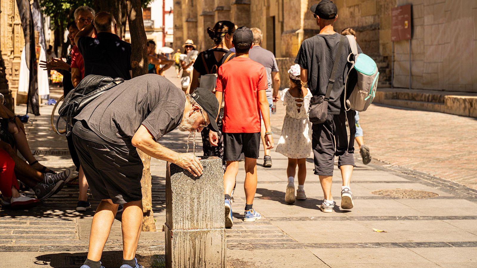 Turistas se refrescan con agua para hacer frente a las altas temperaturas registradas en Córdoba