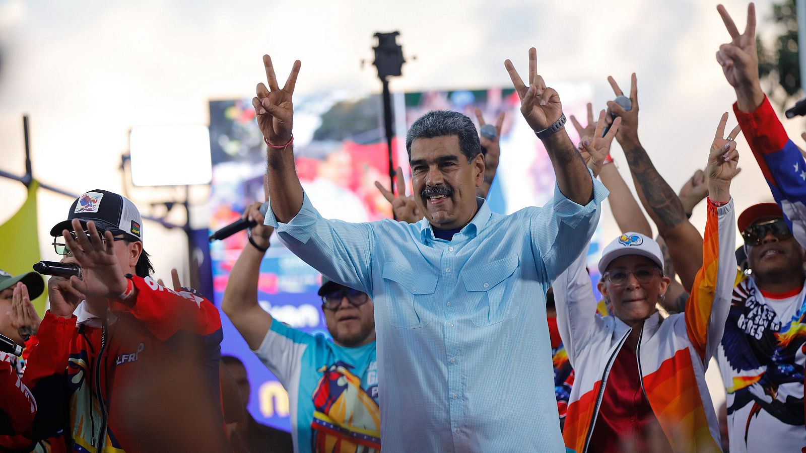 El presidente Nicolás Maduro hace señas de victoria a sus partidarios durante un mitin progubernamental en Caracas, Venezuela. Exteriores insiste en que para reconocer los resultados en Venezuela deben publicarse las actas.