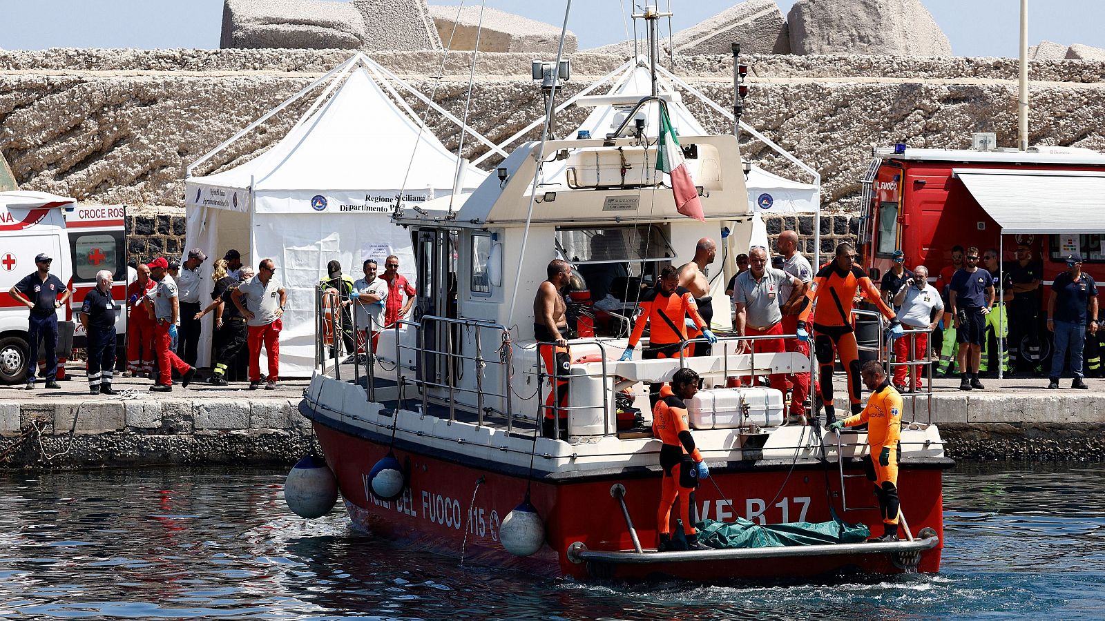 Los rescatistas llevan a puerto el cuerpo de Hannah Lynch, última desaparecida del naufragio en Sicilia