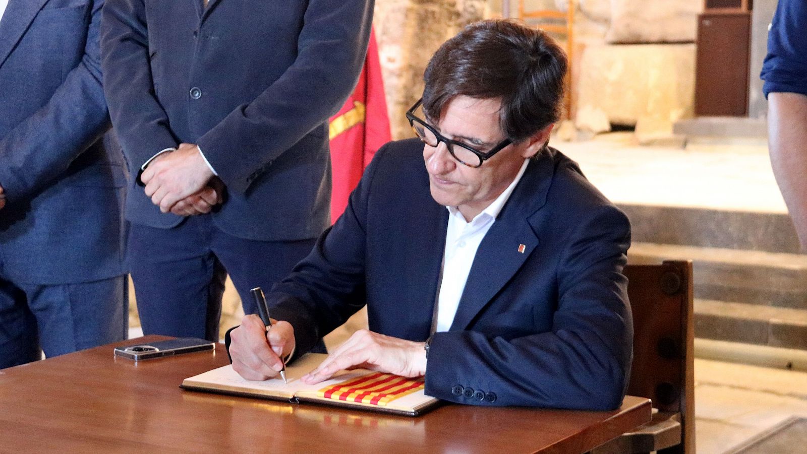 Salvador Illa signa el llibre d'honor al Castell de Mur (Pallars Jussà) durant la seva visita institucional