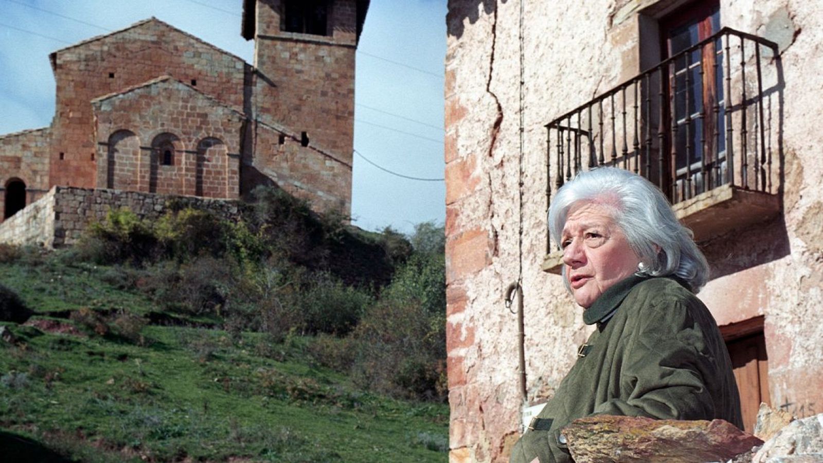 La escritora Ana María Matute en tierras de La Rioja.