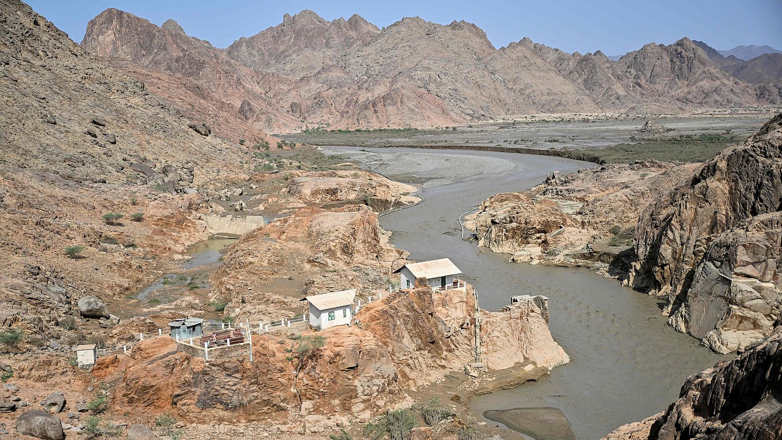 Casas cerca de la presa de Arbaat, en Port Sudan, después de que se derrumbara tras las fuertes lluvias e inundaciones.