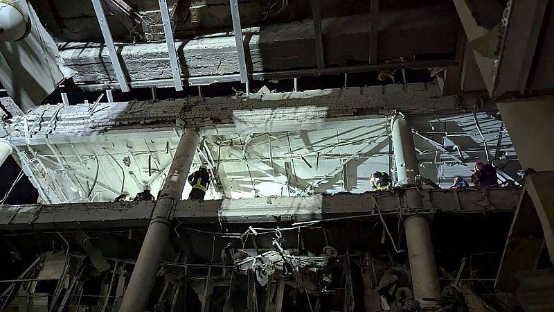 Equipos de rescate ucranianos trabajan en el lugar del impacto del cohete en Krivói Rog. Rusia bombardea Kiev y otras regiones por segundo día consecutivo.