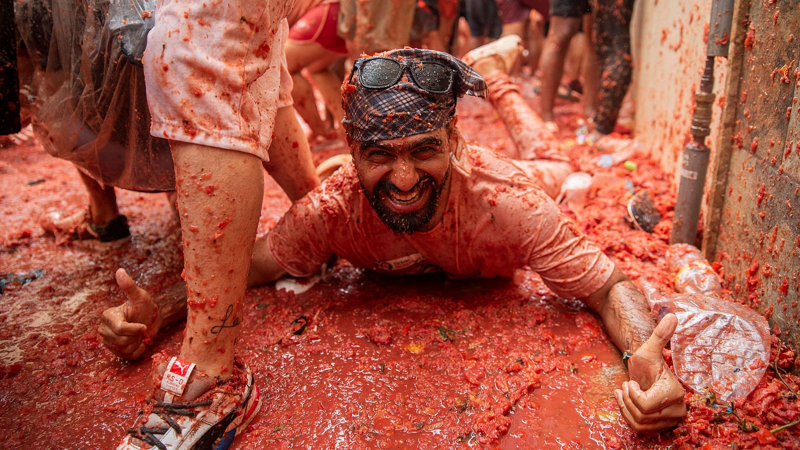 La Tomatina 2024: joven lleno de tomate