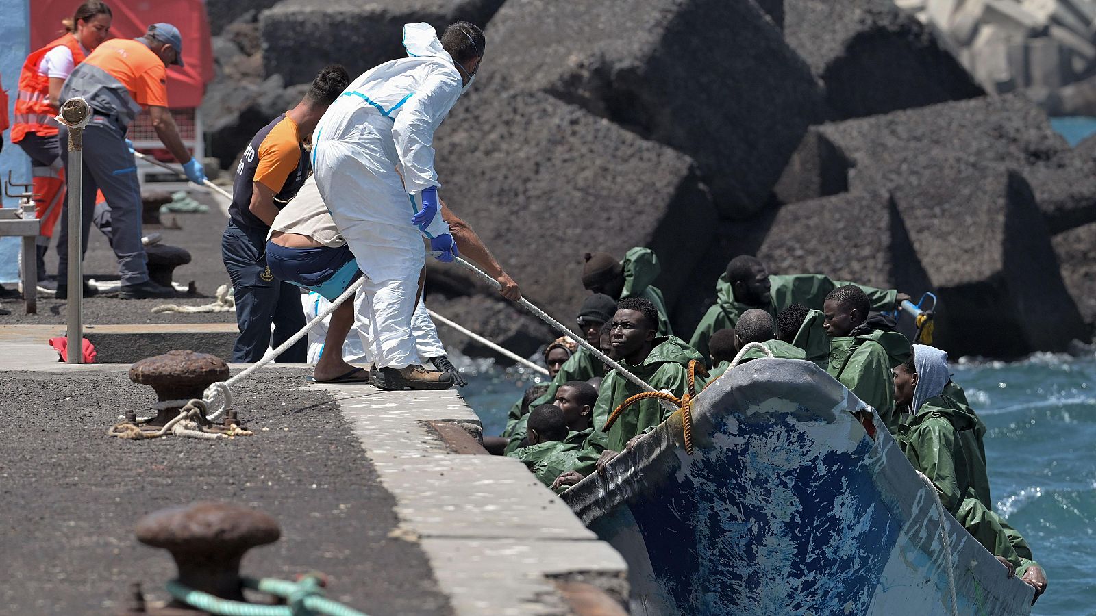 Inmigrantes rescatados hace unos días en aguas cercanas a El Hierro.