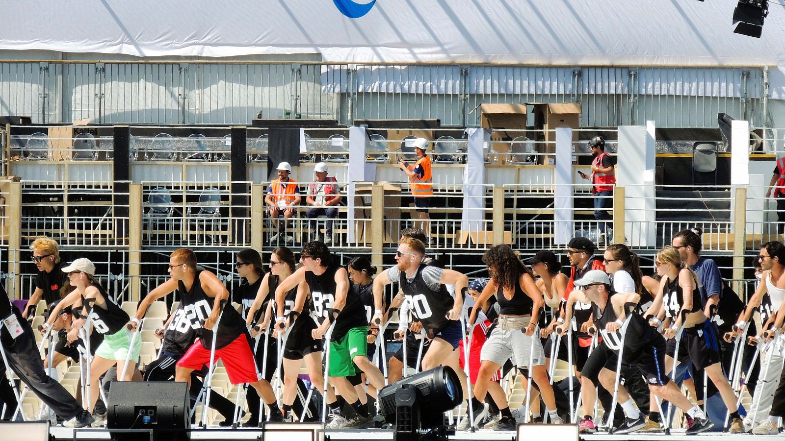 Bailarines ensayan la ceremonia de apertura de los Juegos Paralímpicos de París 2024 en La Concorde.