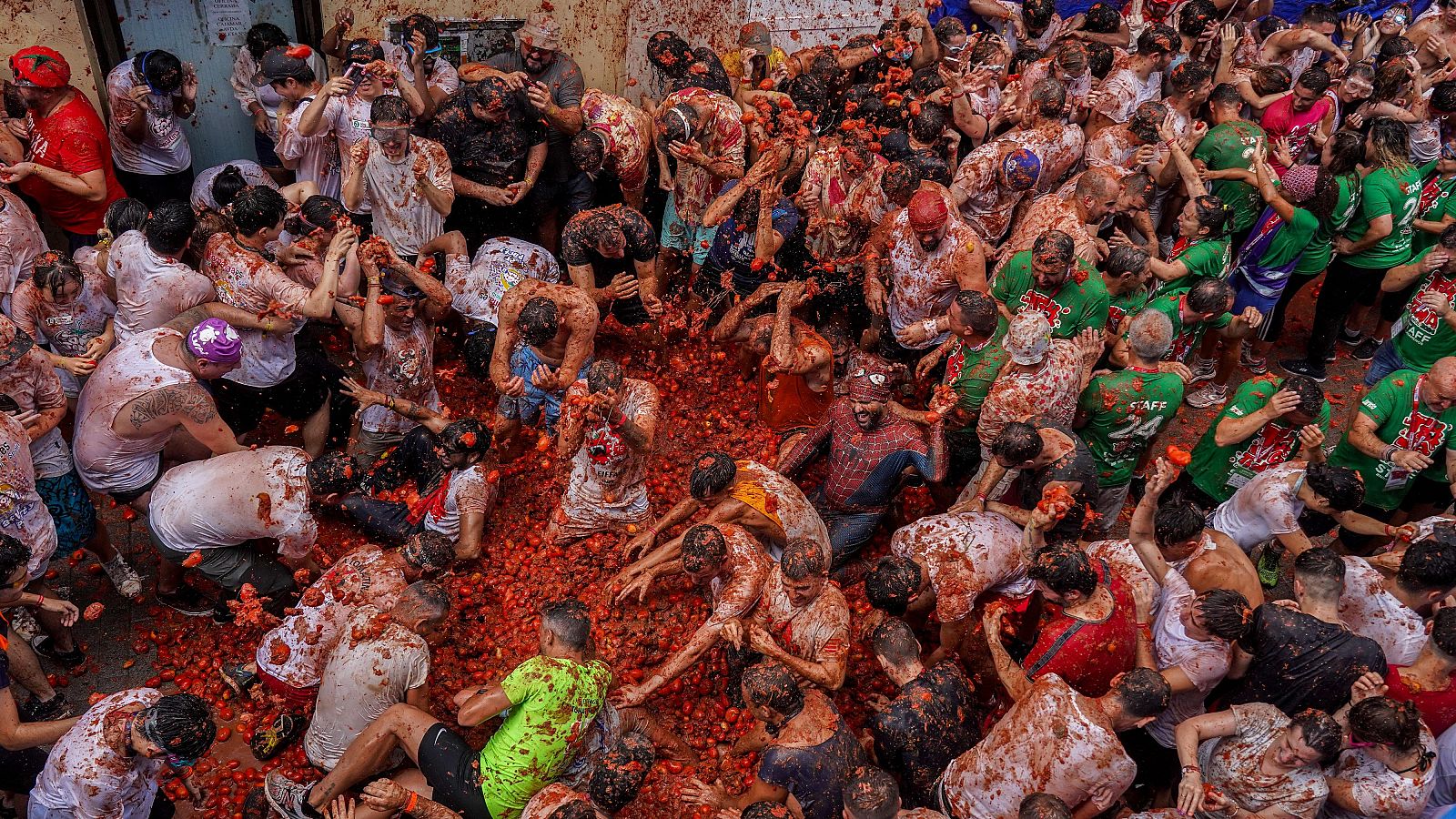 La Tomatina 2024 las mejores imágenes de la guerra del tomate