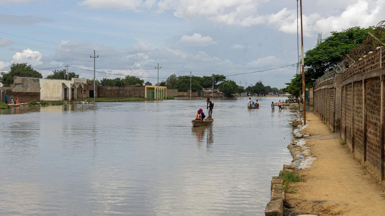 Una calle inundada de N'Djamena, en Chad.