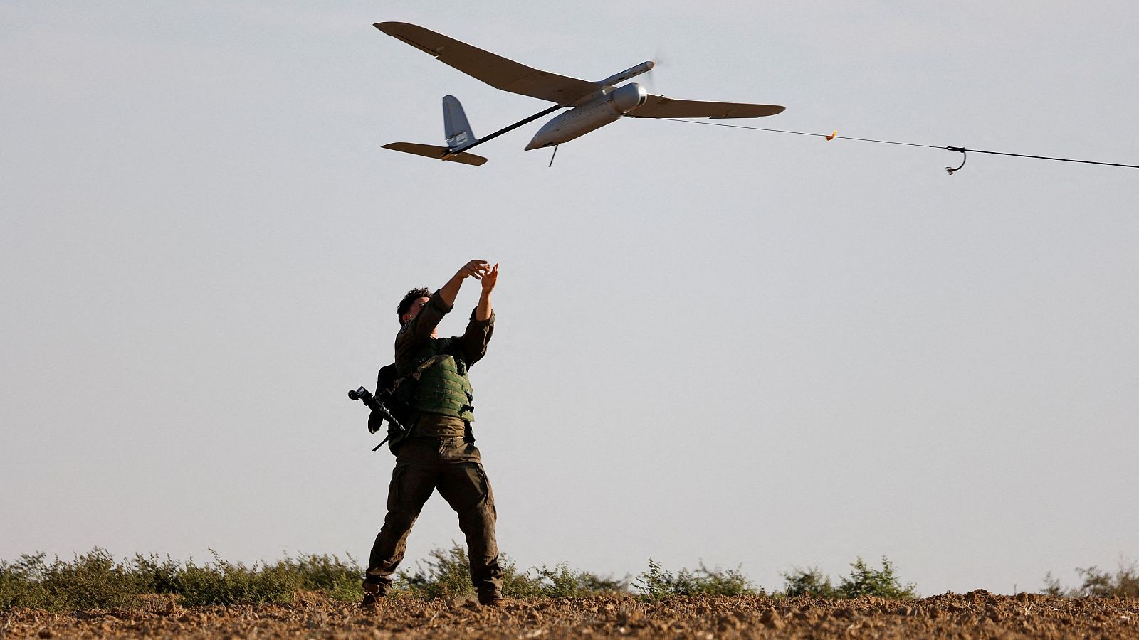 Un soldado israelí lanza un dron hacia Gaza, cerca de la frontera entre Israel y Gaza.