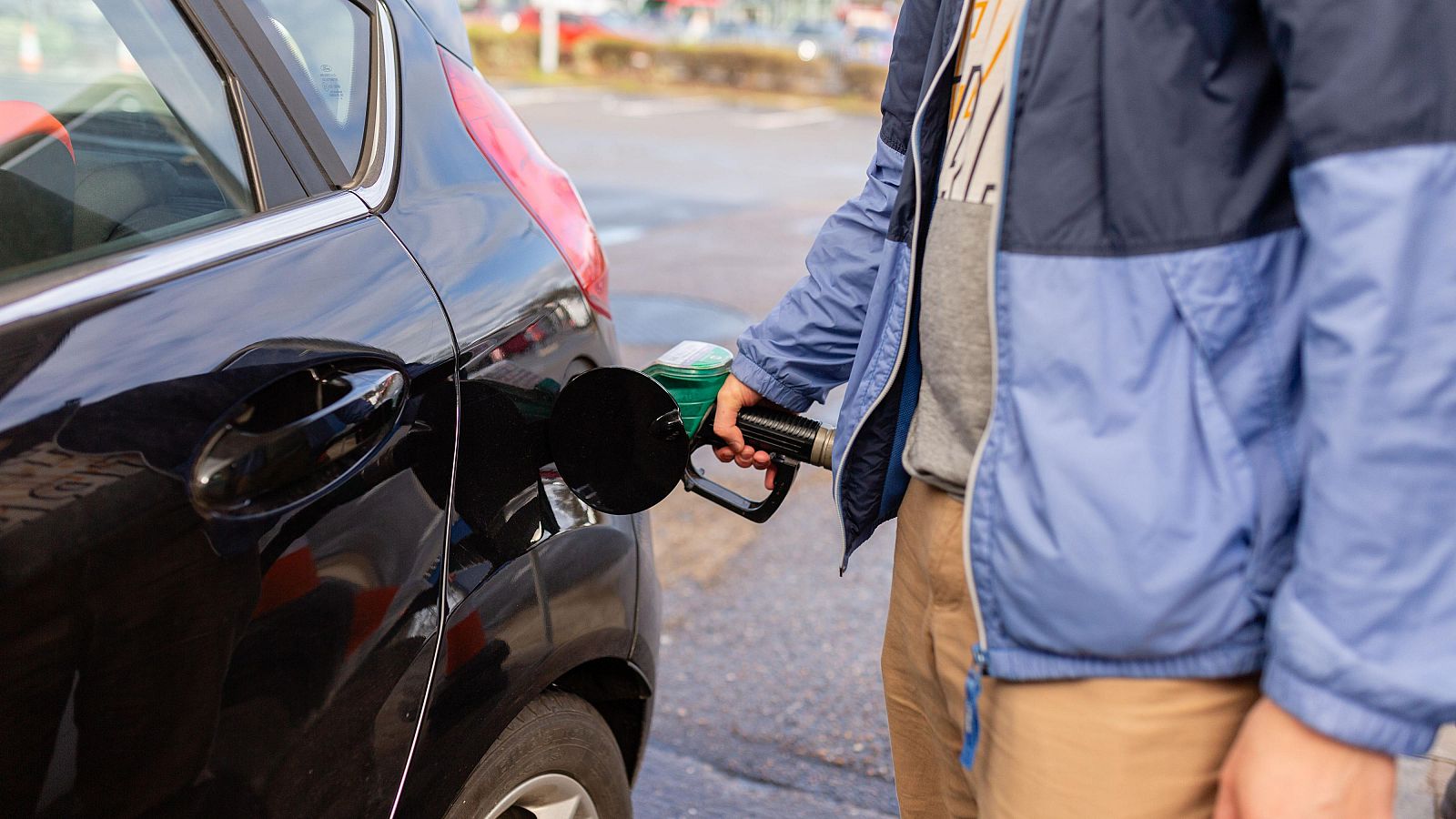 Los carburantes tocan nuevos mínimos de año ante la operación retorno de las vacaciones de verano