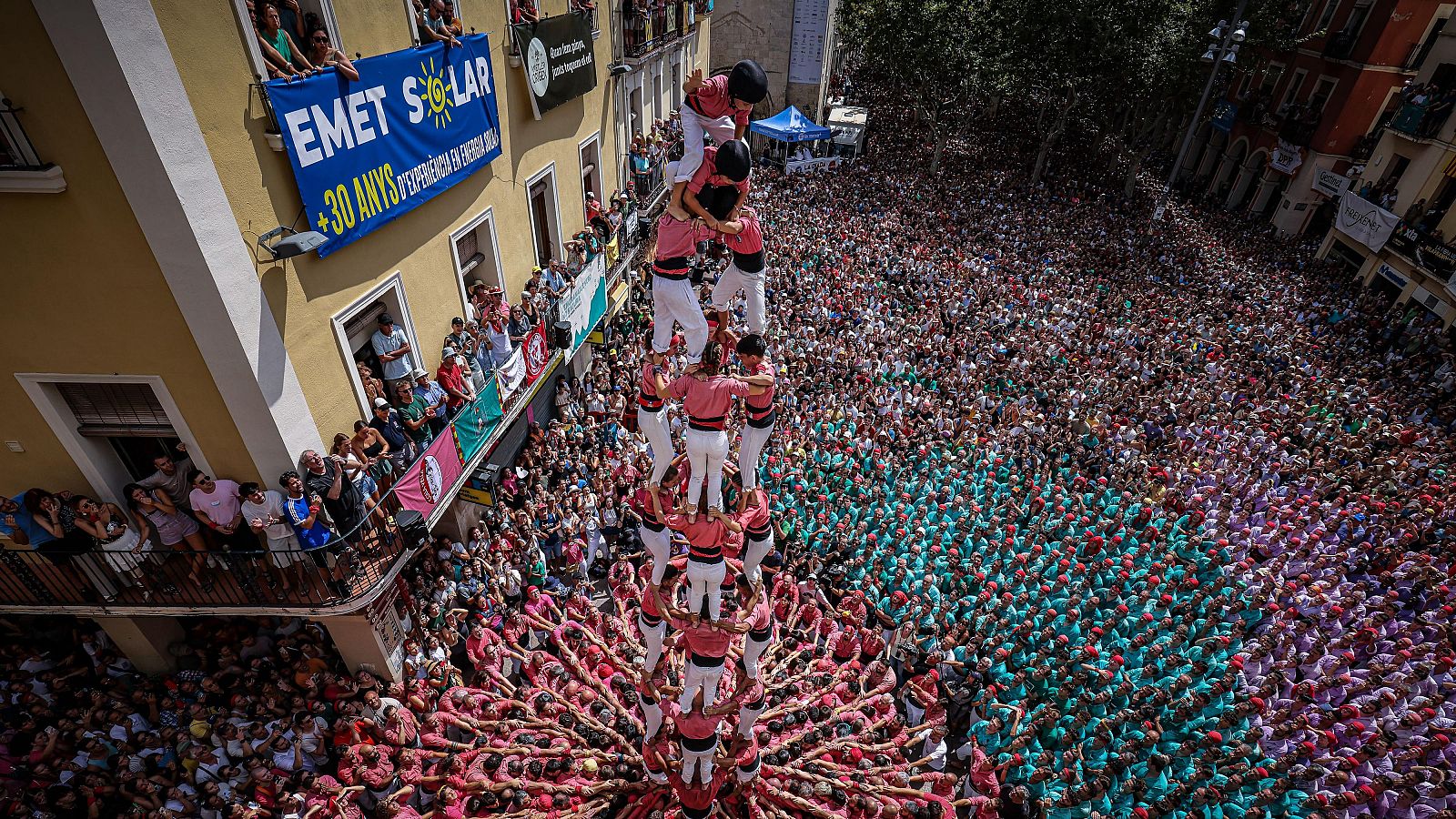 El quatre de nou sense folre carregat per la Colla Vella Xiquets de Valls per Sant Fèlix a Vilafranca del Penedès.