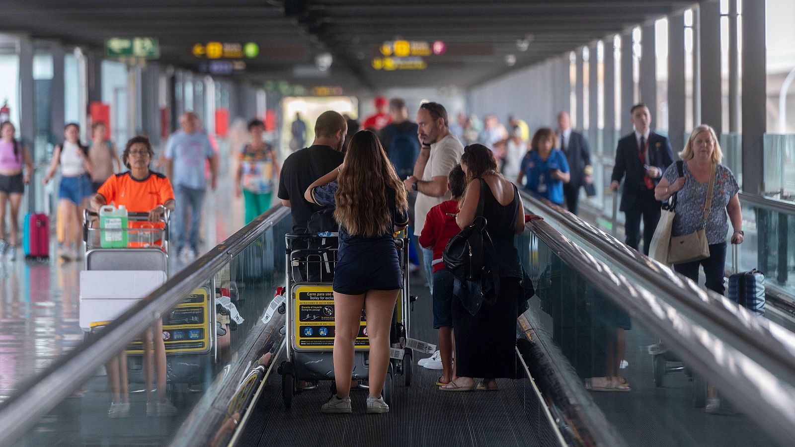 Varias personas con maletas en la terminal T4 del aeropuerto Adolfo Suárez Madrid-Barajas