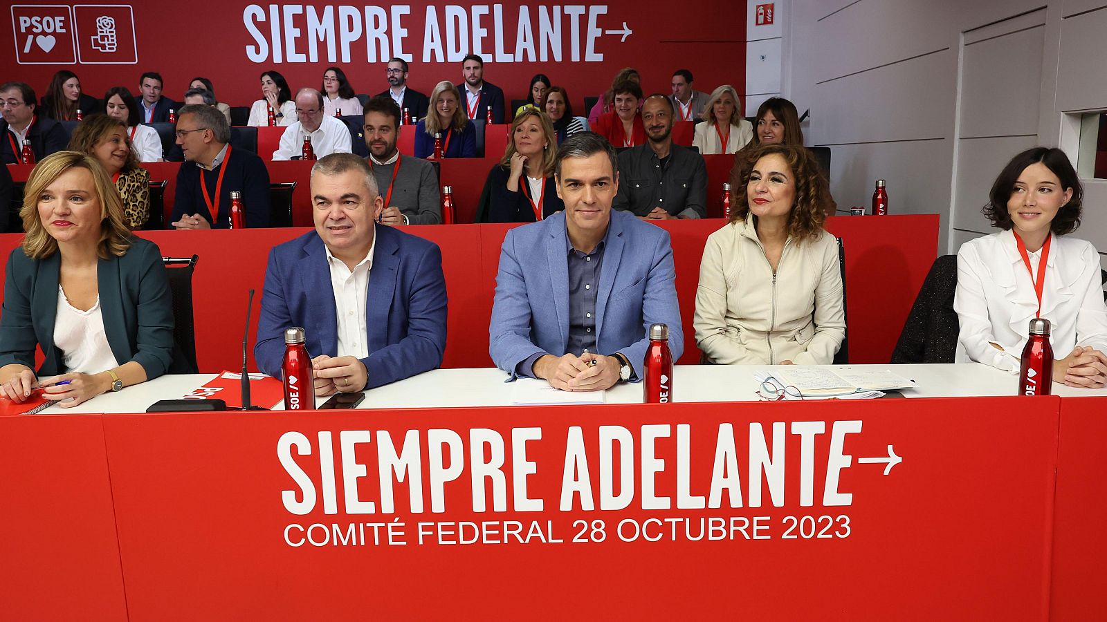 El presidente del Gobierno en funciones y líder socialista Pedro Sánchez (c) junto a la vicesecretaria general María Jesús Montero (2d) y el secretario de Organización, Santos Cerdán (2i),