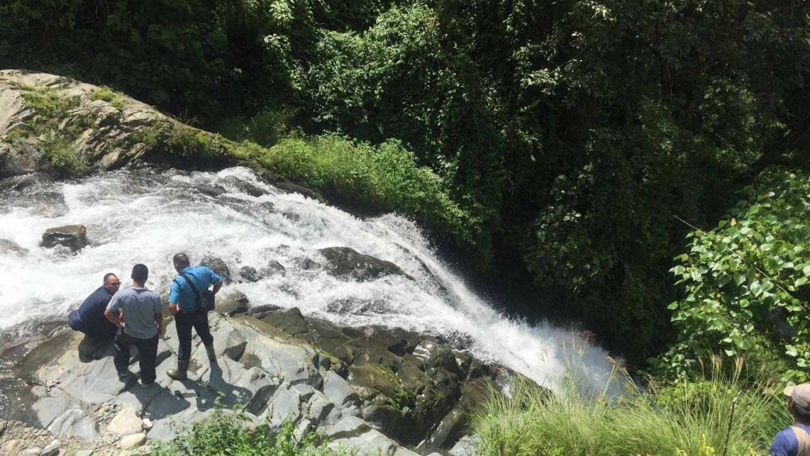 Els equips de rescat nepalís examinen una zona al costat d'una cascada