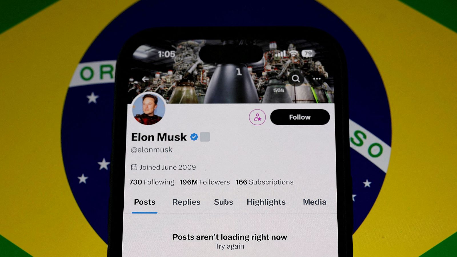 La cuenta X de Elon Musk en bloqueada en una pantalla de móvil después de que se suspendiera el acceso a la red social en Brasil.