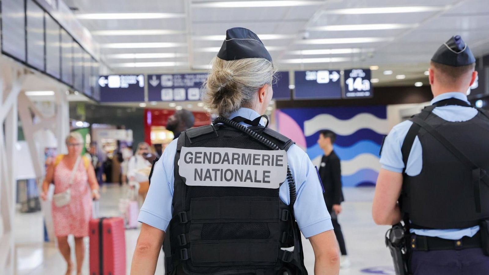 La policía francesa vigilando una terminal de viajeros este verano.