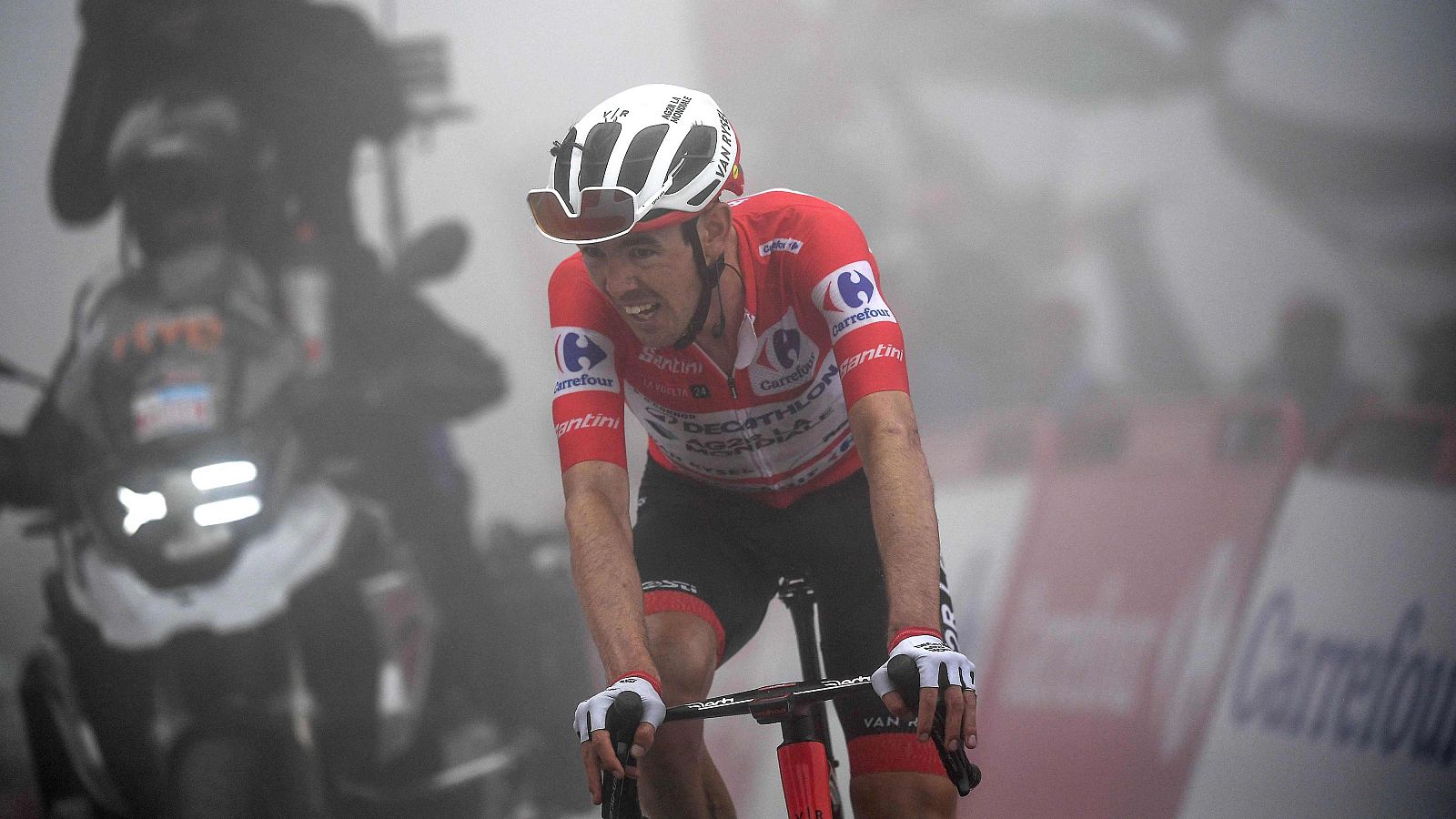 Vuelta a España 2024: Ben O'Connor cruza la línea de meta en Pajares Cuitu Negru-