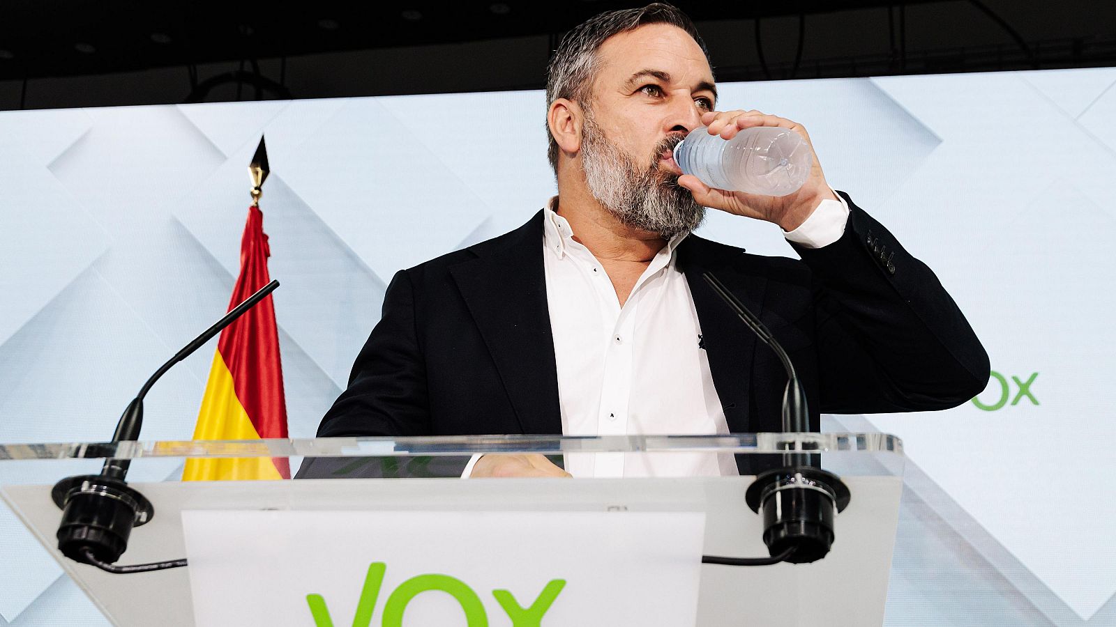 El presidente de VOX, Santiago Abascal, bebe agua durante una rueda de prensa posterior al Comité de Acción Política de VOX