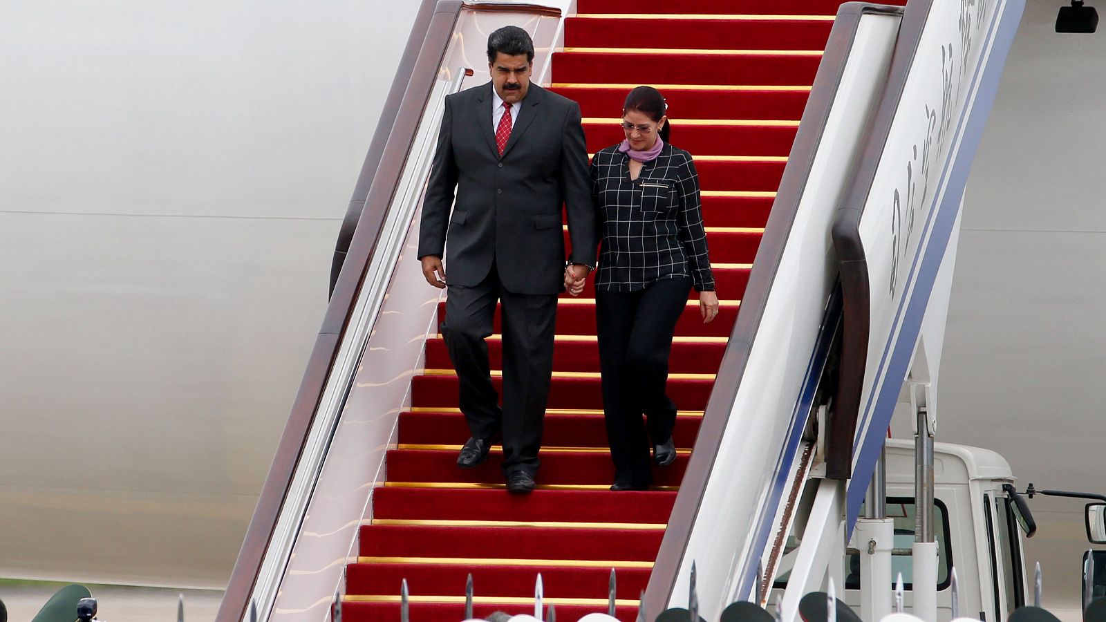 Nicolás Maduro en Beijing, China, desembarcando de su avión presidencial