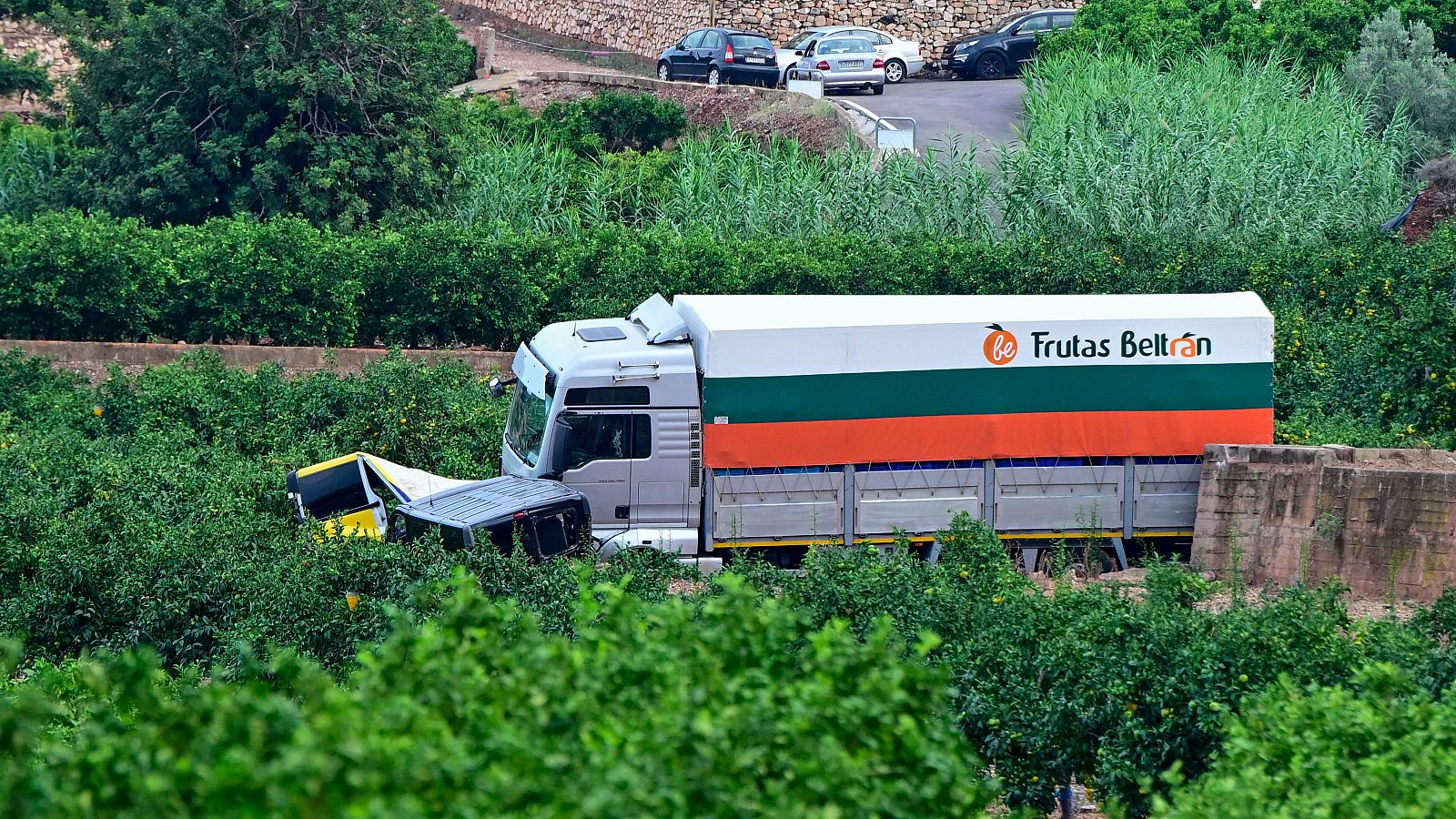 Vista general del camión que ha ocasionado un accidente en la localidad valenciana de Benifairó de les Valls