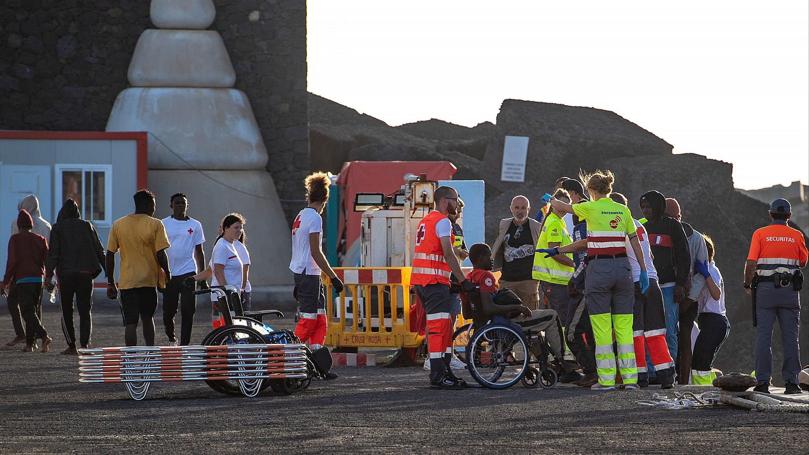 Los servicios sanitarios atienden a los migrantes llegados en cayuco, en el puerto de La Restinga, a 31 de agosto de 2024, en El Hierro, Canarias