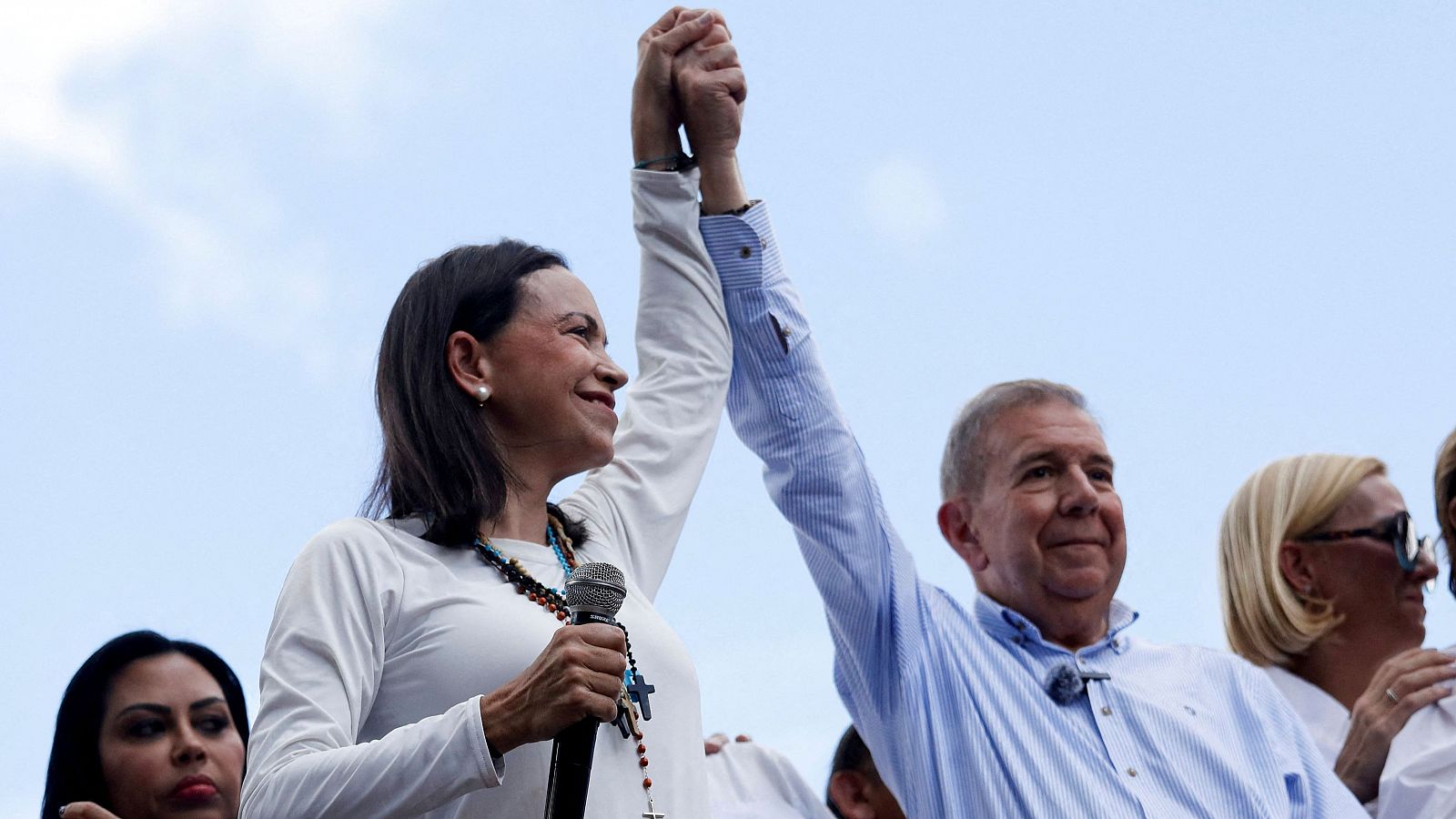 Imagen de archivo de los opositores María Corina Machado y Edmundo González dirigiéndose a sus simpatizantes en Caracas. Ordenan detener a Edmundo González Urrutia.