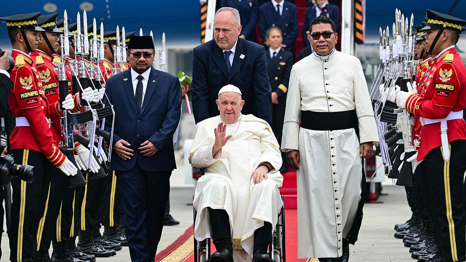 El papa Francisco a su llegada al aeropuerto de Yakarta, capital de Indonesia.