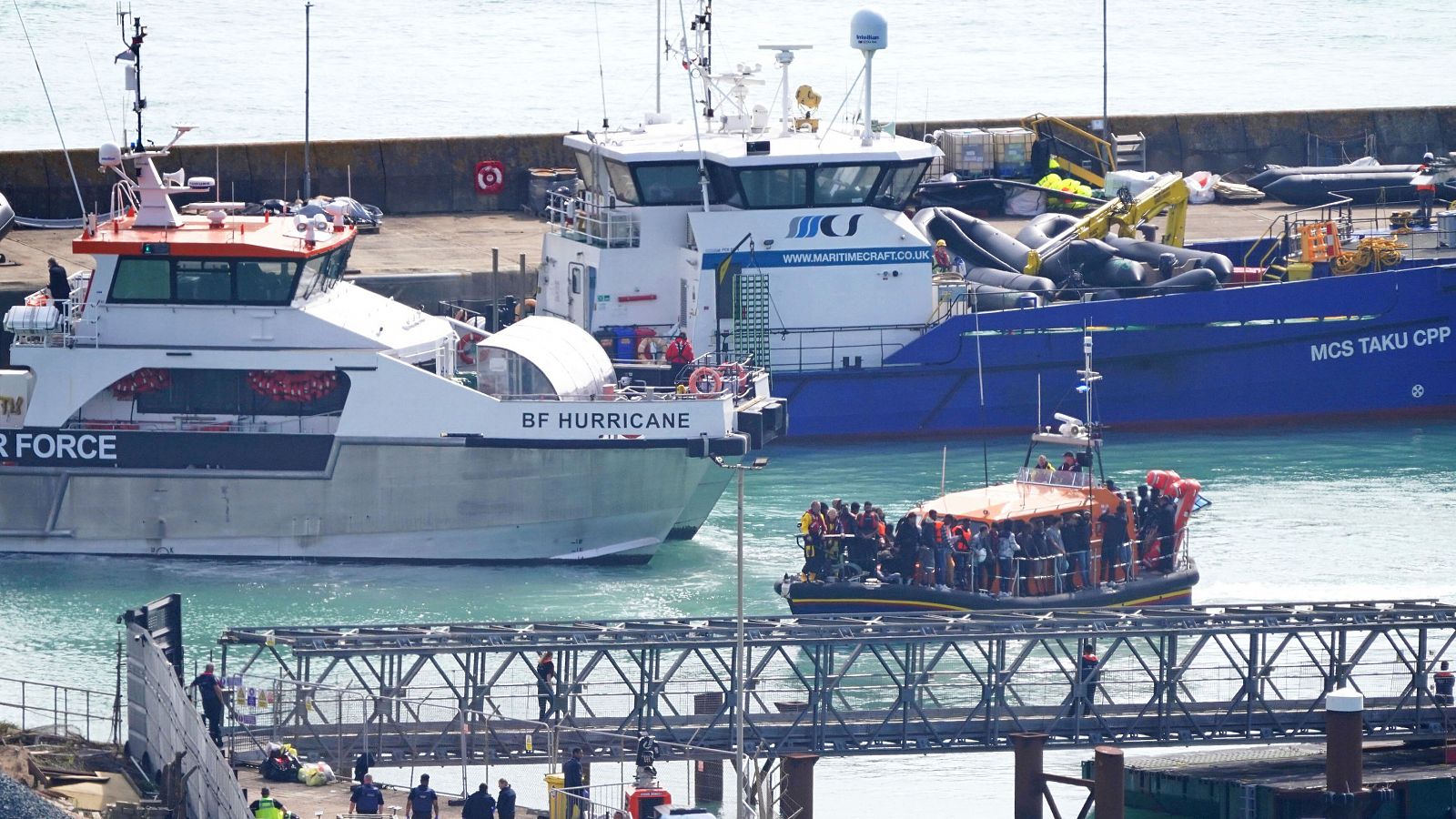 Un grupo de migrantes llega a Dover, Kent, a bordo del bote Dungeness de la RNLI