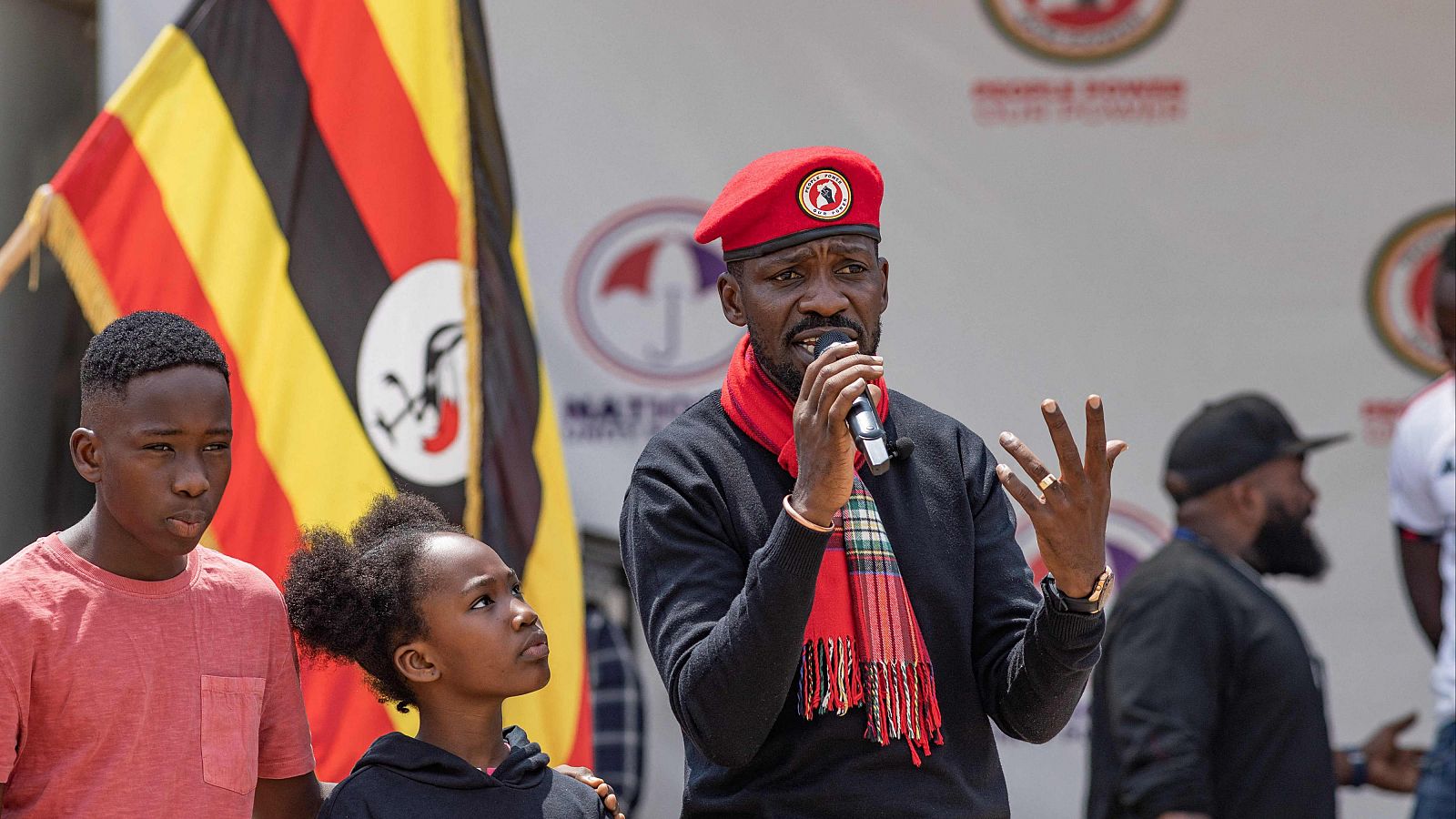 El músico ugandés reconvertido en político Robert Kyagulanyi, conocido como Bobi Wine, pronuncia un discurso junto a sus hijos