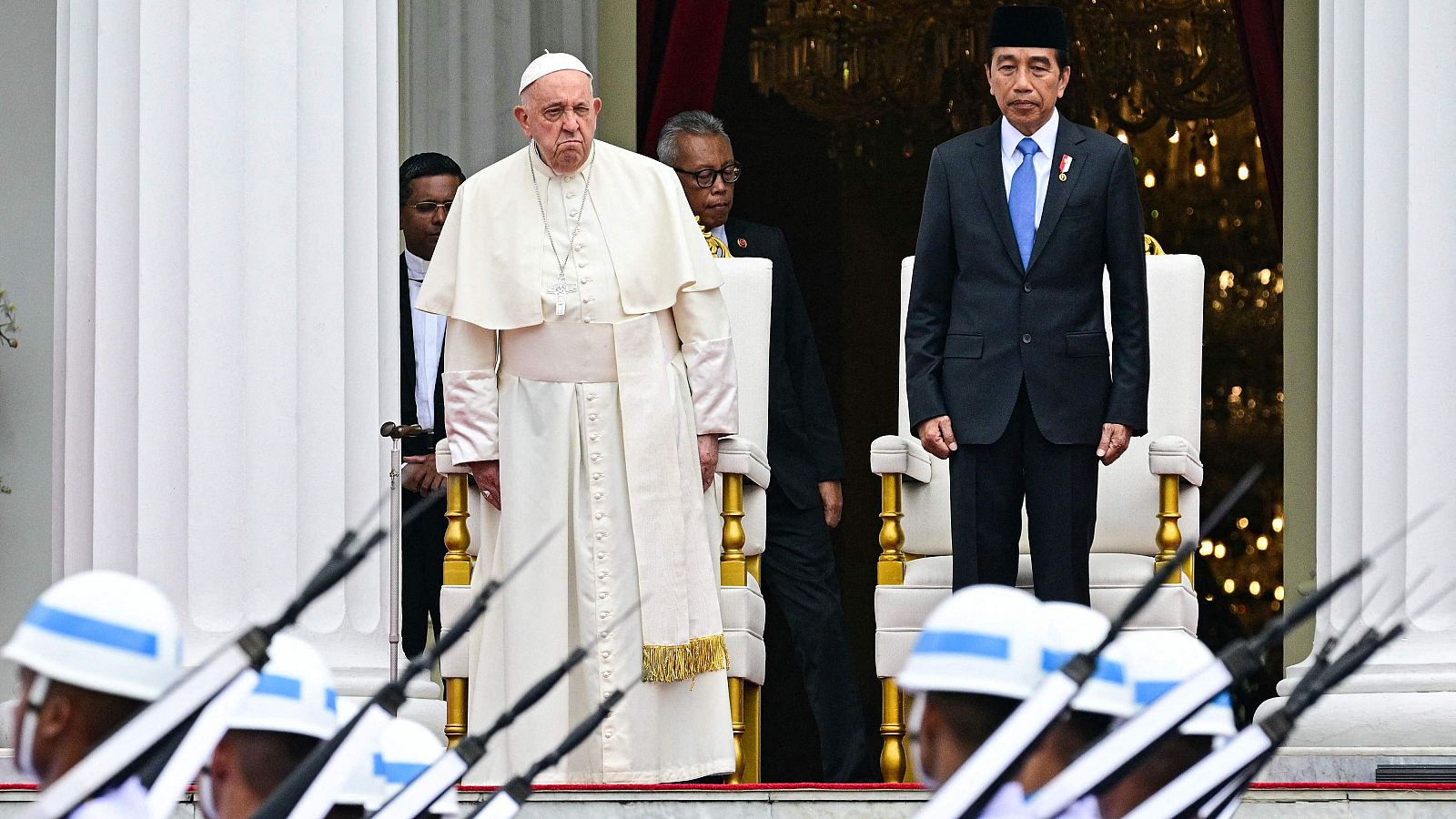 El presidente de Indonesia, Joko Widodo, y el papa Francisco en la ceremonia de bienvenida en el Palacio Presidencial de Yakarta.