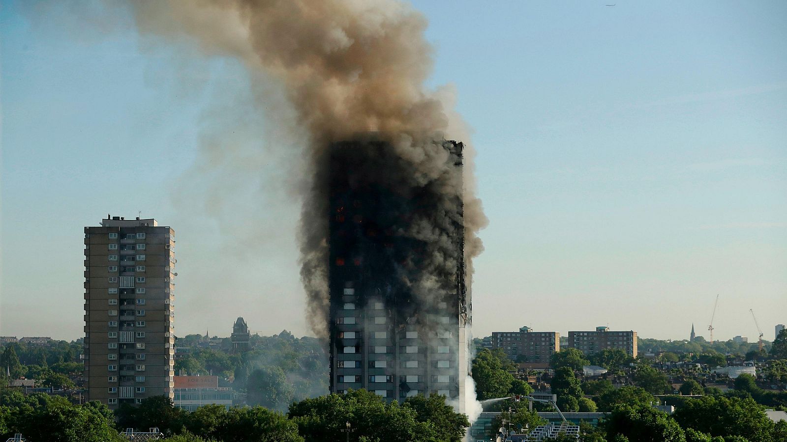 En esta foto de archivo del miércoles 14 de junio de 2017, el humo se eleva desde la Torre Grenfell en Londres. La investigación del incendio de la Torre Grenfell en Londres concluye que las 72 muertes "podrían haberse evitado".