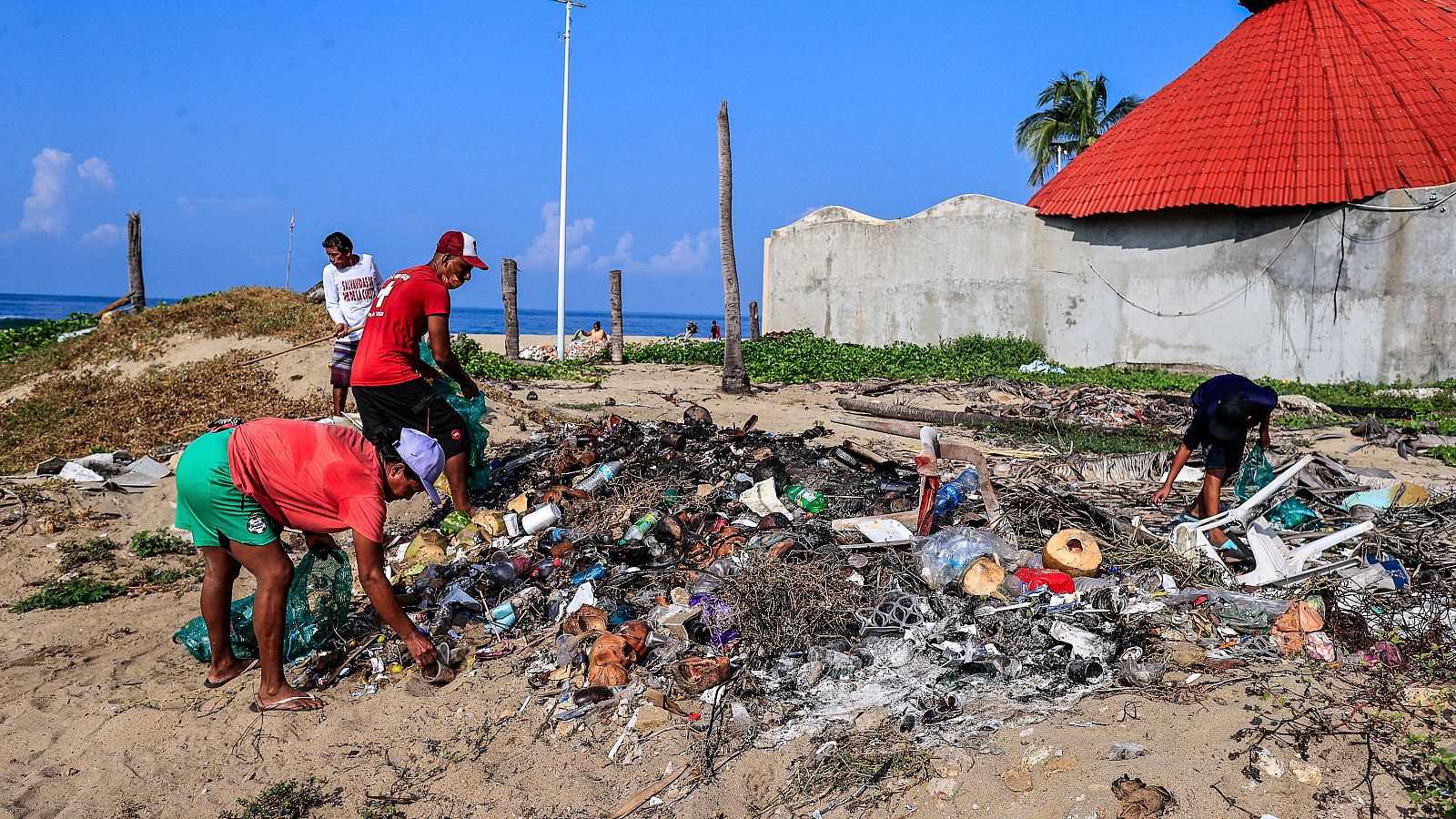 Voluntarios recogen plástico en Acapulco (México).