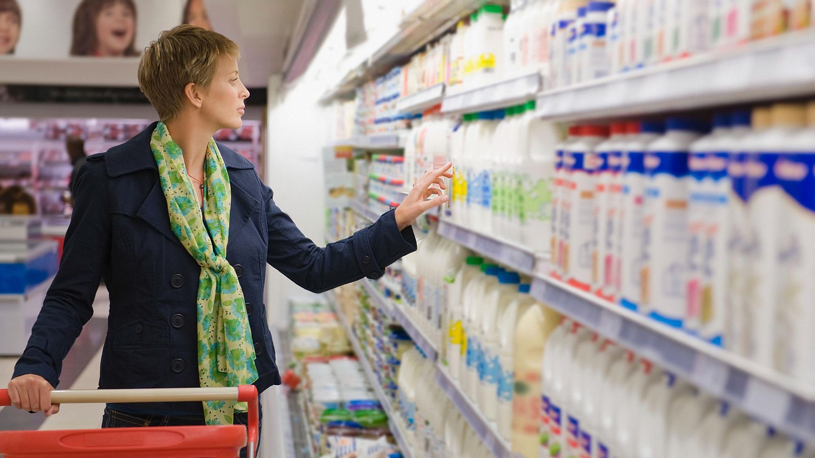 FACUA denuncia que ocho supermercados venden sus marcas blancas de leche al mismo precio