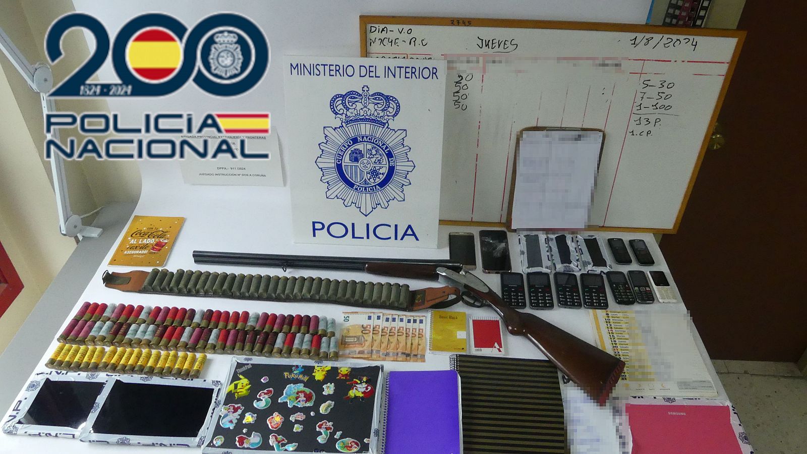 Efectivo, arma larga y varios documentos  en formato fisico confiscados por la policía